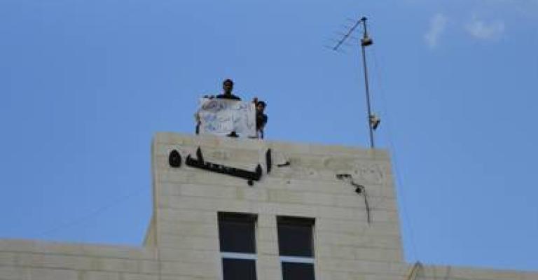 محاولة انتحار بائع قهوة بصحبة طفلتيه بعد مصادرة عربته