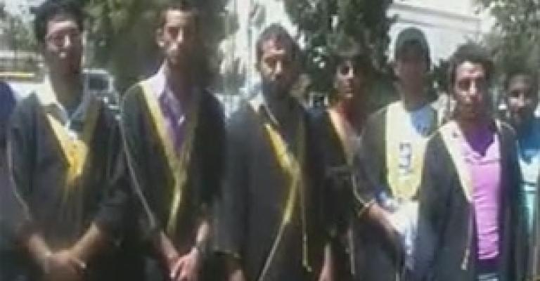 طلاب الكلية العربية يعتصمون بأرواب التخرج ..فيديو