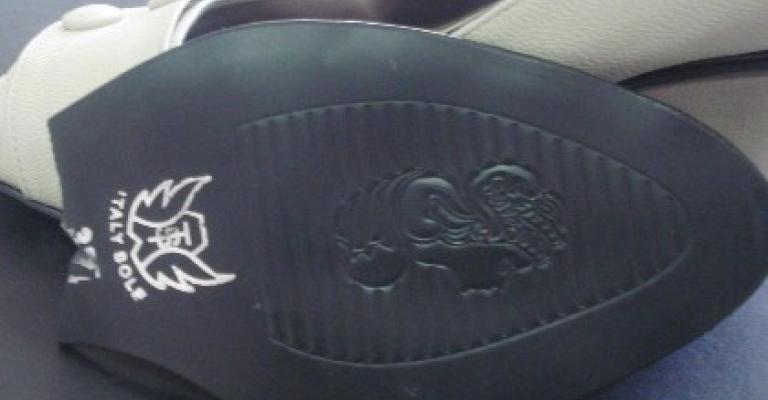 ضبط أحذية نسائية كتب في أسفلها بسم الله الرحمن الرحيم (صوت)