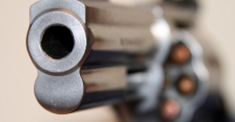 شاب يطلق النار على شقيقته في القويسمة