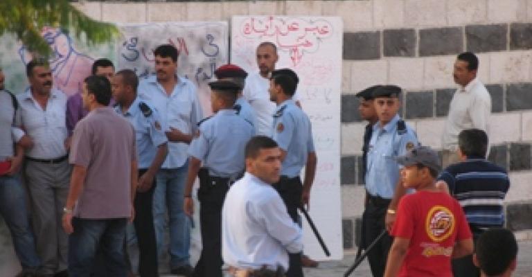 الأمن يطوق بالهراوات "جدارية" المكاتب الشبابية لأحزاب المعارضة 