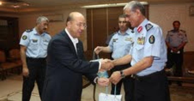 اللواء الرقاد يكرم ضباطا متقاعدين 