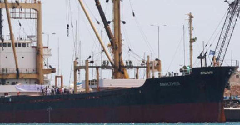 مساعدات سفينة الامل ما زالت في العريش