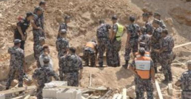 وفاة عامل وإصابة ثلاثة من الجنسية المصرية اثر انهيار جدار استنادي