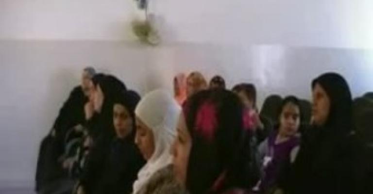 سيدة تؤسس حراكا تعليميا للأميات في دير علا "فيديو"
