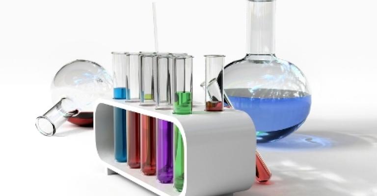 إصابة 13 شخص بضيق بالتنفس جراء تسرب الكلور إصابة 13 شخص بضيق بالتنفس جراء تسرب الكلور