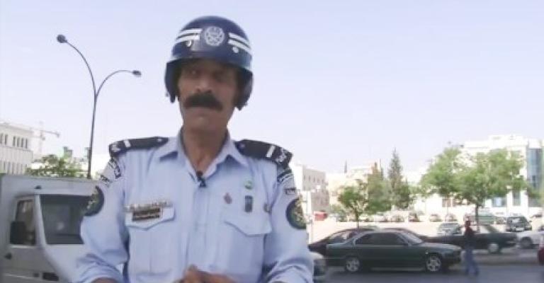 الشرطي الراقص هزاع ذنيبات..يمارس عشقه يوميا بتنظيم السير ( فيديو)