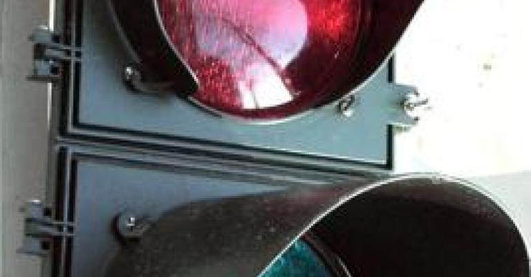 حملة تنظيف لرؤوس الإشارات الضوئية في عمان حملة تنظيف لرؤوس الإشارات الضوئية في عمان