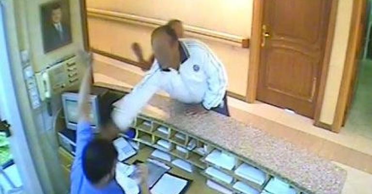 المدعي العام يُباشر التحقيق بقضية الاعتداء على الطبيب الملكاوي المدعي العام يُباشر التحقيق بقضية الاعتداء على الطبيب الملكاوي