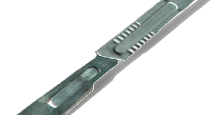 شاب يعتدي على اخر بالشفرة في قلب محكمة غرب عمان