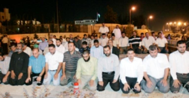 مسيرة شموع للمعلمين تطوق الدوار الرابع مسيرة شموع للمعلمين تطوق الدوار الرابع