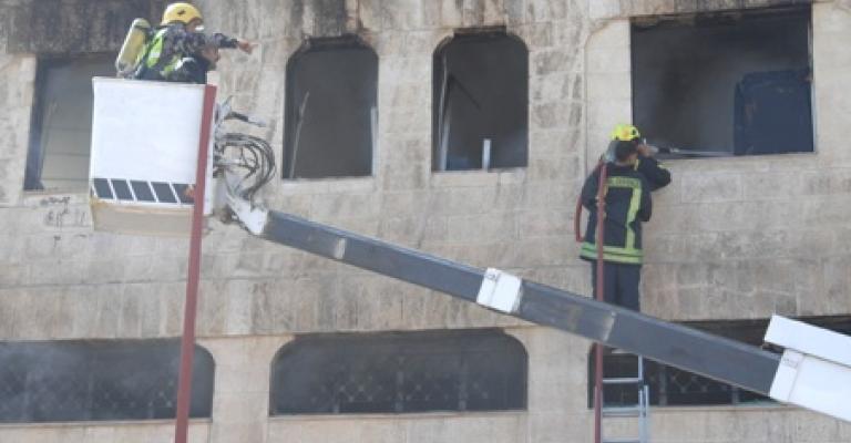 احتراق مبنى لتصنيع الأثاث والموبيليا في منطقة دوار الجمرك 