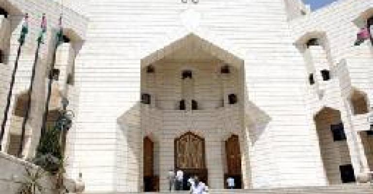 أسرة أردنية تعتصم امام قصر العدل