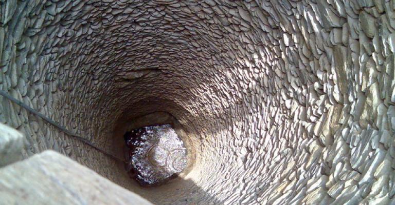 إصابة 3 أشخاص سقطوا داخل بئر إصابة 3 أشخاص سقطوا داخل بئر