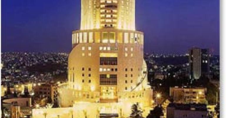 إضاءة فندق الرويال باللون الوردي للتوعية بسرطان الثدي إضاءة فندق الرويال باللون الوردي للتوعية بسرطان الثدي