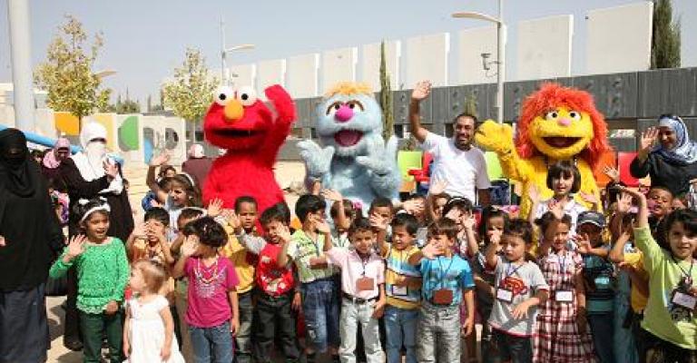 حكايات سمسم توزع مواد تعليمية عن السلامة المرورية 