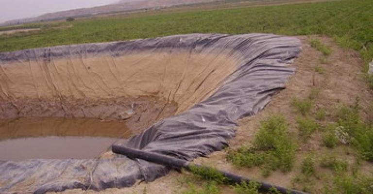 مزارعون يعتصمون احتجاجا على رفع مخالفات استخدام المياه بصورة غير شرعية