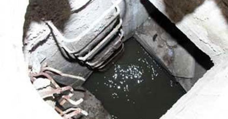 سقوط شخص داخل حفرة للصرف الصحي سقوط شخص داخل حفرة للصرف الصحي