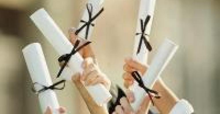 الطالبة أبو رياش تحصل على جائزة البحث العلمي لطلبة الجامعات الطالبة أبو رياش تحصل على جائزة البحث العلمي لطلبة الجامعات