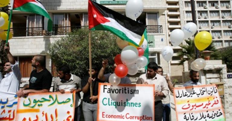 بالونات شبيبة العمل الإسلامي تطلق من أمام مقر الحزب