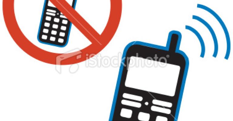 الداخلية تمنع التدخين والخلوي داخل مراكز الاقتراع الداخلية تمنع التدخين والخلوي داخل مراكز الاقتراع