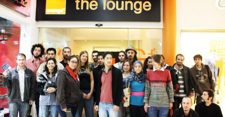 مواطنون يتخلون عن اشتراكاتهم مع شركة زين مواطنون يتخلون عن اشتراكاتهم مع شركة زين