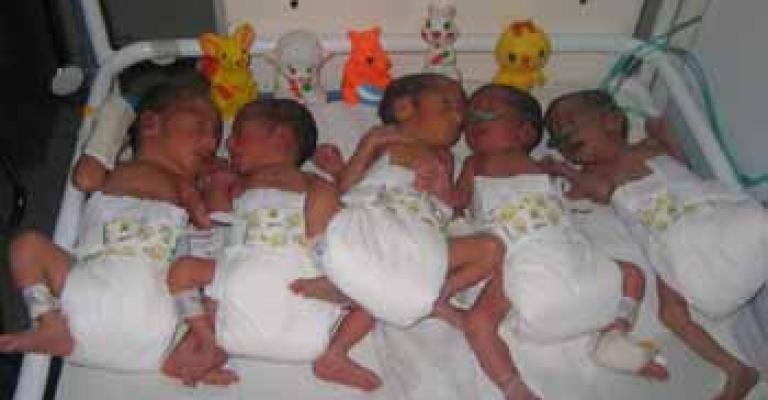 سيدة تضع 5 توائم في الزرقاء