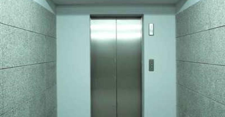 إصابة شخص بكسور اثر سقوطه من مصعد إصابة شخص بكسور اثر سقوطه من مصعد