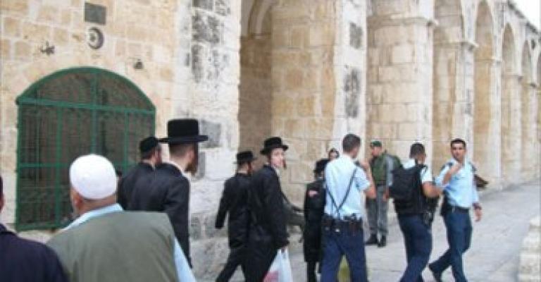 منع مصلين من دخول الأقصى والسماح لمستوطنين بإقامة شعائرهم فيه