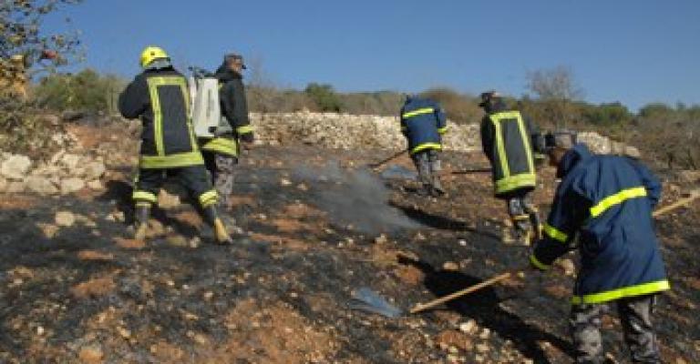 إخماد حريق 100 دونم من الأعشاب الجافة باربد إخماد حريق 100 دونم من الأعشاب الجافة باربد