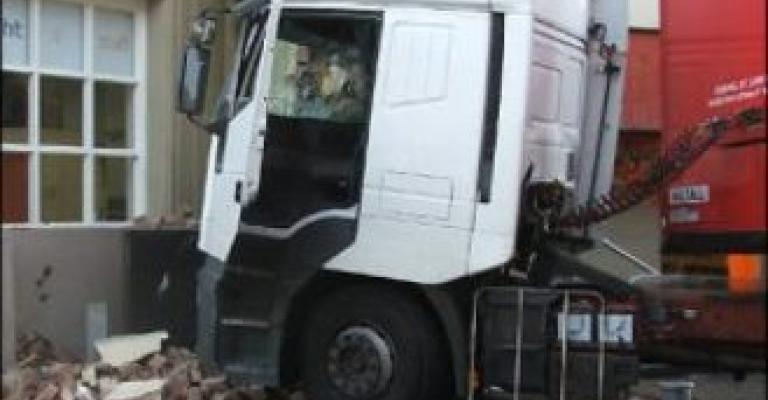 وفاة وإصابة إثر تدهور شاحنة واصطدامها بمحول كهرباء بعجلون وفاة وإصابة إثر تدهور شاحنة واصطدامها بمحول كهرباء بعجلون