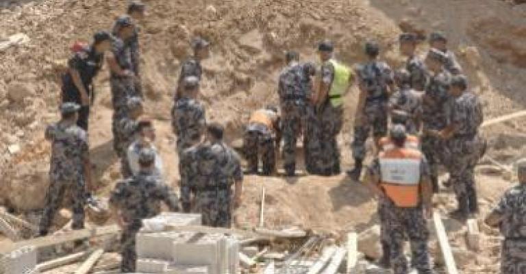 سكان بناية الأشرفية الآيلة للسقوط يقضون ليلتهم بالعراء