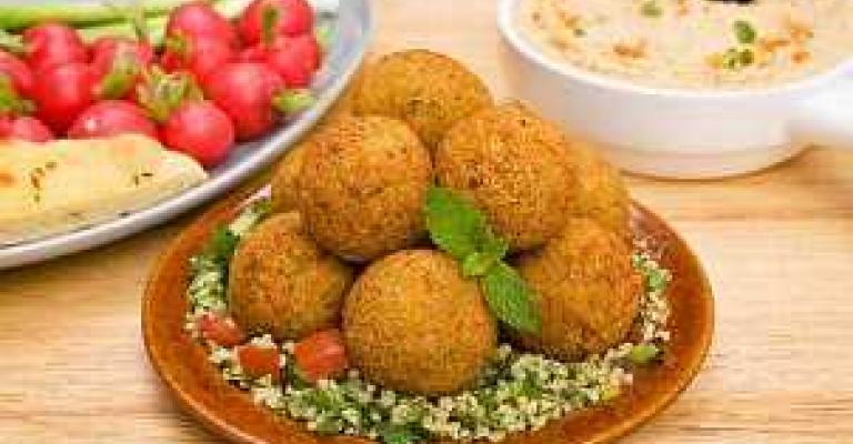 نواب ووزراء يتناولون الفلافل بعد جلسة الموازنة نواب ووزراء يتناولون الفلافل بعد جلسة الموازنة