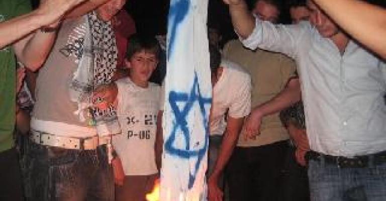 نشطاء يحيون ليلة رأس السنة قرب السفارة الاسرائيلية نشطاء يحيون ليلة رأس السنة قرب السفارة الاسرائيلية