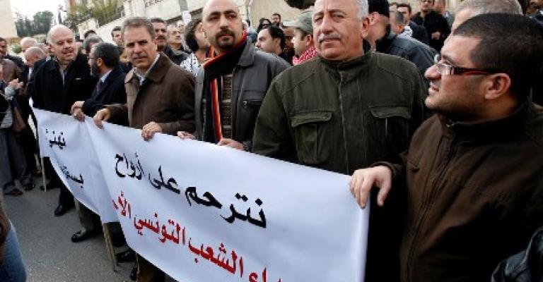 وقفة تهنئة بالورود للشعب التونسي (صور)