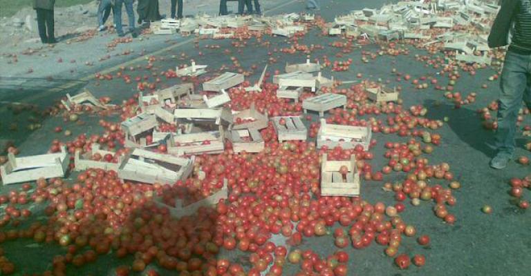 مزارعون يغلقون طريق العقبة -عمان بالبندورة " صور+ صوت " 