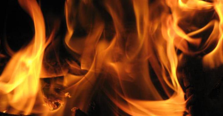 سيدة في دير علا تحرق صندوق المعونة بالكاز ( صوت)