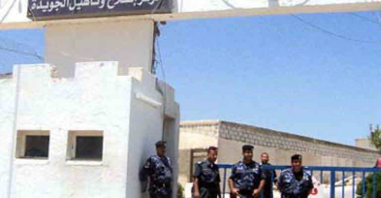 معرض تشكيلي لنزلاء مراكز الإصلاح