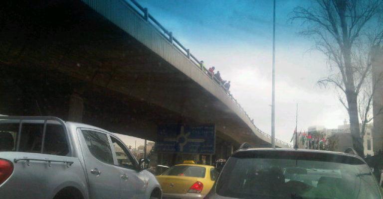 أب يحاول القاء طفليه من على جسر الداخلية ..صورة