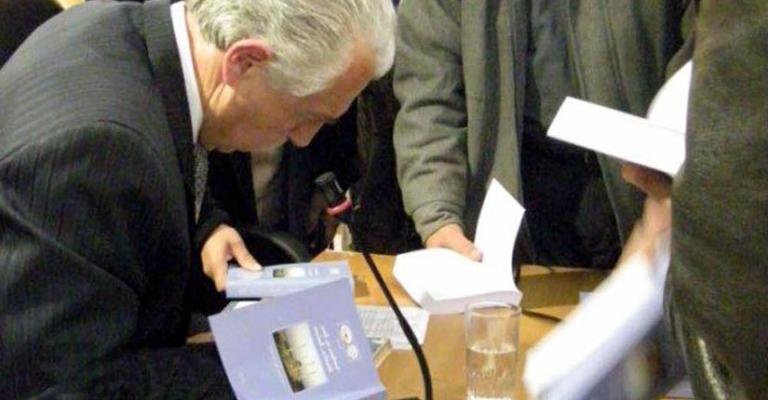 توقيع كتاب قصائد من الشعر الشيشاني المعاصر 