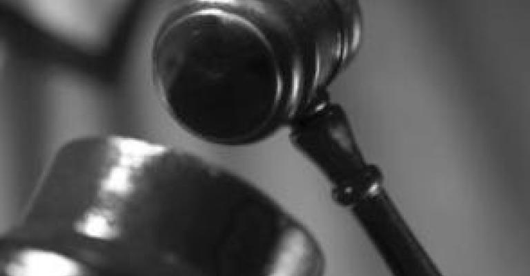 طبيب أسنان يقتل زوجته حرقا بالأسيد