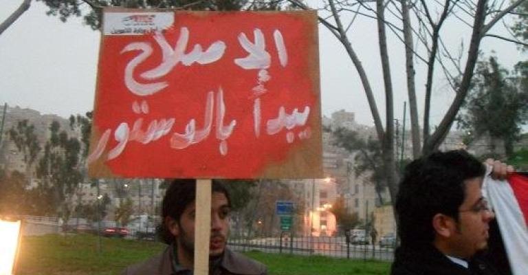 قوات الامن تمنع إقامة خيم لجايين في ساحة أمانة عمان قوات الامن تمنع إقامة خيم لجايين في ساحة أمانة عمان