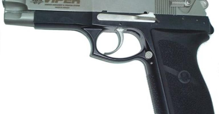 سلب محل صرافة في الازرق واطلاق نار على عاملين سلب محل صرافة في الازرق واطلاق نار على عاملين