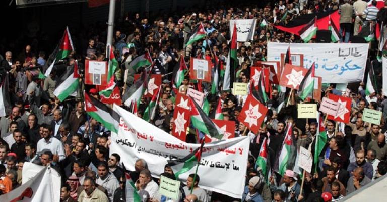 حواجز أمنية بين مسيرة وسط البلد ومسيرة موازية تأييدا للملك (صور) حواجز أمنية بين مسيرة وسط البلد ومسيرة موازية تأييدا للملك (صور)