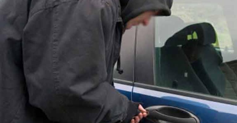 عصابة تختص بسرقة السيارات الفارهة عصابة تختص بسرقة السيارات الفارهة