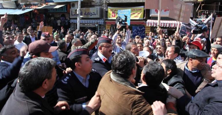 العوران بمناظرة لراديو البلد: جهات حكومية وأمنية وراء الاعتداء على مسيرة الجمعة