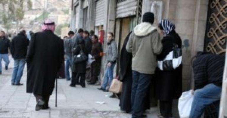 آلاف المواطنين يواصلون التجمهر أمام الديوان الملكي