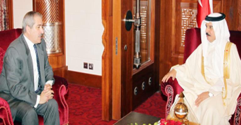 رسالة من الملك الى عاهل البحرين رسالة من الملك الى عاهل البحرين