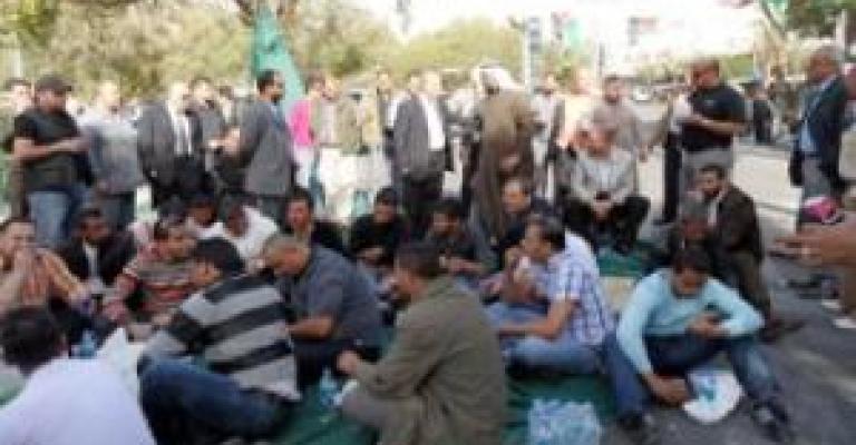 المرصد العمالي يحذر من عدم تلبية مطالب عمال الموانئ المرصد العمالي يحذر من عدم تلبية مطالب عمال الموانئ