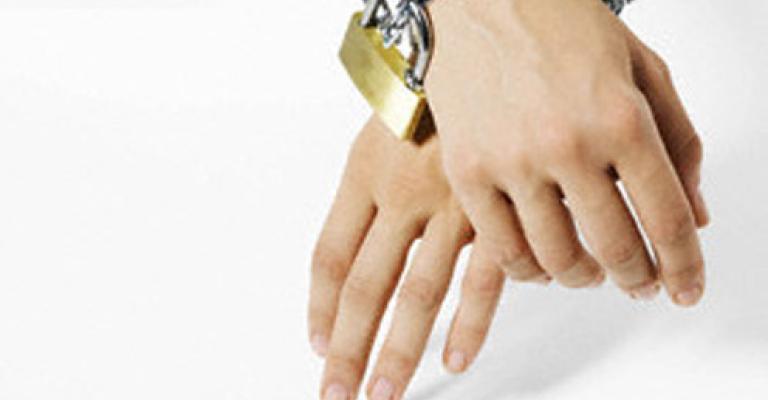  العبودية المعاصرة.. ممارسات لا تنقصها سوى الصكوك والأختام